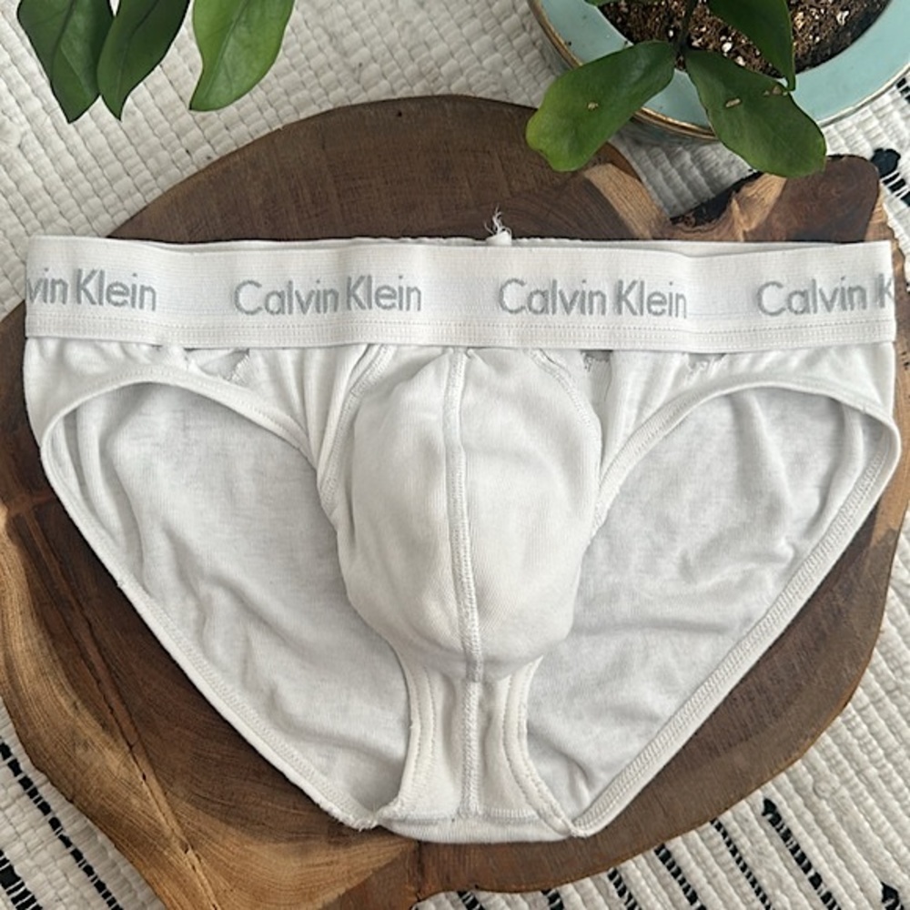 Calvin Klein - Picture 3 of 17